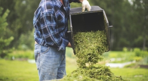 Comment recycler et valoriser l'herbe tondue dans le jardin ?