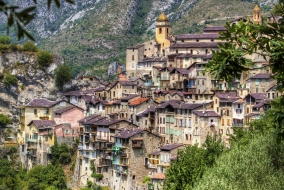 Petit village médiéval surplombant la vallée de la Roya, Saorge illustre le savoir-faire des architectes d'antan.