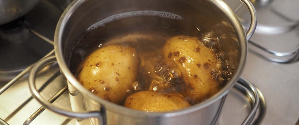 L'eau de cuisson des pommes de terre est-elle un herbicide ? - Minizap Chambery