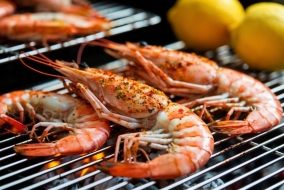 Les crevettes au barbecue sont l'un des plats emblématiques de l'Australie.