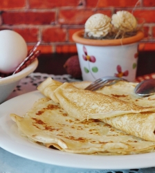 Vente de crêpes à la Chapelle de la Correrie